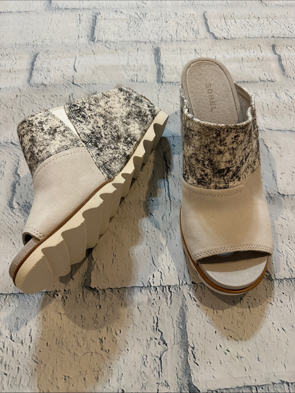 Sorel Women's Cream and Gray Open-Toe Mule Clogs